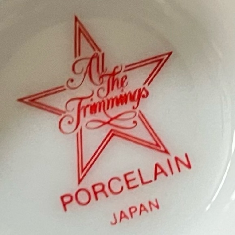 VINTAGE 1986 ALL THE TRIMMINGS 9 oz HOLLY & BERRIES Footed PORCELAIN MUG Cup - Picture 13 of 14